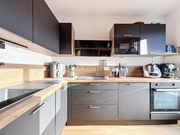 Découvrez ce bel appartement de 3 pièces en DUPLEX, situé au 2ᵉ étage sur 2, d’une résidence récente construite en 2023.

D’une configuration fonctionnelle et agréable, cet appartement offre une séparation appréciable entre les espaces de vie et l’espace nuit.

Au premier niveau, vous trouverez :
- Une entrée avec rangement et escalier desservant le niveau supérieur ;
- Un séjour avec coin cuisine, offrant un espace de vie convivial ;
- Un WC indépendant ;
- Un balcon, idéal pour profiter d’un espace extérieur.

À l’étage supérieur :
- Un palier (dressing) desservant l’espace nuit ;
- Deux chambres ;
- Une salle de bains avec WC.

Les atouts de la résidence :
- Résidence récente de 2023 ;
- Possibilité de boxer la places de stationnement, conformément aux éléments évoqués lors de la dernière assemblée générale ;
- Possibilité d’installation d’une climatisation ;
- Installation de caméras de vidéosurveillance au sein de la résidence envisagée ou autorisée selon les décisions de la dernière assemblée générale.

Ce duplex représente une belle opportunité pour un premier achat, un couple ou une petite famille à la recherche d’un logement récent et fonctionnel.

Cet appartement bénéficie d’un environnement pratique et familial, avec de nombreuses commodités accessibles à pied.
Les écoles maternelles Les Goélands et Les Dahlias se trouvent à environ 2 à 3 minutes, tandis que l’école élémentaire Duguesclin et le collège Flora Tristan sont accessibles en 3 à 6 minutes. 
Côté commerces, vous trouverez une boulangerie à environ 2 minutes, une épicerie de proximité à 2 minutes et le centre commercial E.Leclerc à environ 10 minutes. 
Pour vos déplacements, l’arrêt de bus Maurice Évrard est situé à environ 3 minutes à pied et la gare de Poissy, desservie par le RER A et la ligne J du Transilien. 

Enfin, les espaces verts et les équipements sportifs du secteur, notamment le parc Maurice-Berteaux et le complexe sportif Bretagne, permettent de profiter d’un cadre de vie agréable. 
Un emplacement idéal pour concilier praticité, vie de famille et mobilité au quotidien.

Un bien à découvrir sans tarder !

Pour plus d’informations ou pour organiser une visite, contactez-moi.