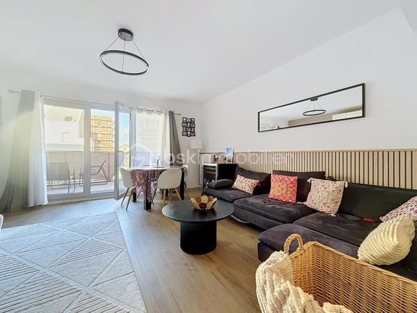Découvrez ce bel appartement de 3 pièces en DUPLEX, situé au 2ᵉ étage sur 2, d’une résidence récente construite en 2023.

D’une configuration fonctionnelle et agréable, cet appartement offre une séparation appréciable entre les espaces de vie et l’espace nuit.

Au premier niveau, vous trouverez :
- Une entrée avec rangement et escalier desservant le niveau supérieur ;
- Un séjour avec coin cuisine, offrant un espace de vie convivial ;
- Un WC indépendant ;
- Un balcon, idéal pour profiter d’un espace extérieur.

À l’étage supérieur :
- Un palier (dressing) desservant l’espace nuit ;
- Deux chambres ;
- Une salle de bains avec WC.

Les atouts de la résidence :
- Résidence récente de 2023 ;
- Possibilité de boxer la places de stationnement, conformément aux éléments évoqués lors de la dernière assemblée générale ;
- Possibilité d’installation d’une climatisation ;
- Installation de caméras de vidéosurveillance au sein de la résidence envisagée ou autorisée selon les décisions de la dernière assemblée générale.

Ce duplex représente une belle opportunité pour un premier achat, un couple ou une petite famille à la recherche d’un logement récent et fonctionnel.

Cet appartement bénéficie d’un environnement pratique et familial, avec de nombreuses commodités accessibles à pied.
Les écoles maternelles Les Goélands et Les Dahlias se trouvent à environ 2 à 3 minutes, tandis que l’école élémentaire Duguesclin et le collège Flora Tristan sont accessibles en 3 à 6 minutes. 
Côté commerces, vous trouverez une boulangerie à environ 2 minutes, une épicerie de proximité à 2 minutes et le centre commercial E.Leclerc à environ 10 minutes. 
Pour vos déplacements, l’arrêt de bus Maurice Évrard est situé à environ 3 minutes à pied et la gare de Poissy, desservie par le RER A et la ligne J du Transilien. 

Enfin, les espaces verts et les équipements sportifs du secteur, notamment le parc Maurice-Berteaux et le complexe sportif Bretagne, permettent de profiter d’un cadre de vie agréable. 
Un emplacement idéal pour concilier praticité, vie de famille et mobilité au quotidien.

Un bien à découvrir sans tarder !

Pour plus d’informations ou pour organiser une visite, contactez-moi.