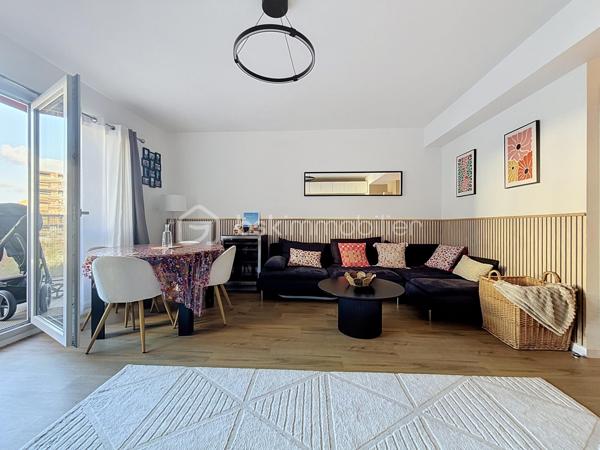 Découvrez ce bel appartement de 3 pièces en DUPLEX, situé au 2ᵉ étage sur 2, d’une résidence récente construite en 2023.

D’une configuration fonctionnelle et agréable, cet appartement offre une séparation appréciable entre les espaces de vie et l’espace nuit.

Au premier niveau, vous trouverez :
- Une entrée avec rangement et escalier desservant le niveau supérieur ;
- Un séjour avec coin cuisine, offrant un espace de vie convivial ;
- Un WC indépendant ;
- Un balcon, idéal pour profiter d’un espace extérieur.

À l’étage supérieur :
- Un palier (dressing) desservant l’espace nuit ;
- Deux chambres ;
- Une salle de bains avec WC.

Les atouts de la résidence :
- Résidence récente de 2023 ;
- Possibilité de boxer la places de stationnement, conformément aux éléments évoqués lors de la dernière assemblée générale ;
- Possibilité d’installation d’une climatisation ;
- Installation de caméras de vidéosurveillance au sein de la résidence envisagée ou autorisée selon les décisions de la dernière assemblée générale.

Ce duplex représente une belle opportunité pour un premier achat, un couple ou une petite famille à la recherche d’un logement récent et fonctionnel.

Cet appartement bénéficie d’un environnement pratique et familial, avec de nombreuses commodités accessibles à pied.
Les écoles maternelles Les Goélands et Les Dahlias se trouvent à environ 2 à 3 minutes, tandis que l’école élémentaire Duguesclin et le collège Flora Tristan sont accessibles en 3 à 6 minutes. 
Côté commerces, vous trouverez une boulangerie à environ 2 minutes, une épicerie de proximité à 2 minutes et le centre commercial E.Leclerc à environ 10 minutes. 
Pour vos déplacements, l’arrêt de bus Maurice Évrard est situé à environ 3 minutes à pied et la gare de Poissy, desservie par le RER A et la ligne J du Transilien. 

Enfin, les espaces verts et les équipements sportifs du secteur, notamment le parc Maurice-Berteaux et le complexe sportif Bretagne, permettent de profiter d’un cadre de vie agréable. 
Un emplacement idéal pour concilier praticité, vie de famille et mobilité au quotidien.

Un bien à découvrir sans tarder !

Pour plus d’informations ou pour organiser une visite, contactez-moi.