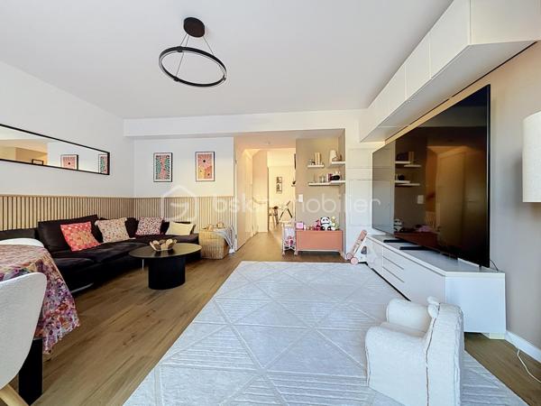 Découvrez ce bel appartement de 3 pièces en DUPLEX, situé au 2ᵉ étage sur 2, d’une résidence récente construite en 2023.

D’une configuration fonctionnelle et agréable, cet appartement offre une séparation appréciable entre les espaces de vie et l’espace nuit.

Au premier niveau, vous trouverez :
- Une entrée avec rangement et escalier desservant le niveau supérieur ;
- Un séjour avec coin cuisine, offrant un espace de vie convivial ;
- Un WC indépendant ;
- Un balcon, idéal pour profiter d’un espace extérieur.

À l’étage supérieur :
- Un palier (dressing) desservant l’espace nuit ;
- Deux chambres ;
- Une salle de bains avec WC.

Les atouts de la résidence :
- Résidence récente de 2023 ;
- Possibilité de boxer la places de stationnement, conformément aux éléments évoqués lors de la dernière assemblée générale ;
- Possibilité d’installation d’une climatisation ;
- Installation de caméras de vidéosurveillance au sein de la résidence envisagée ou autorisée selon les décisions de la dernière assemblée générale.

Ce duplex représente une belle opportunité pour un premier achat, un couple ou une petite famille à la recherche d’un logement récent et fonctionnel.

Cet appartement bénéficie d’un environnement pratique et familial, avec de nombreuses commodités accessibles à pied.
Les écoles maternelles Les Goélands et Les Dahlias se trouvent à environ 2 à 3 minutes, tandis que l’école élémentaire Duguesclin et le collège Flora Tristan sont accessibles en 3 à 6 minutes. 
Côté commerces, vous trouverez une boulangerie à environ 2 minutes, une épicerie de proximité à 2 minutes et le centre commercial E.Leclerc à environ 10 minutes. 
Pour vos déplacements, l’arrêt de bus Maurice Évrard est situé à environ 3 minutes à pied et la gare de Poissy, desservie par le RER A et la ligne J du Transilien. 

Enfin, les espaces verts et les équipements sportifs du secteur, notamment le parc Maurice-Berteaux et le complexe sportif Bretagne, permettent de profiter d’un cadre de vie agréable. 
Un emplacement idéal pour concilier praticité, vie de famille et mobilité au quotidien.

Un bien à découvrir sans tarder !

Pour plus d’informations ou pour organiser une visite, contactez-moi.
