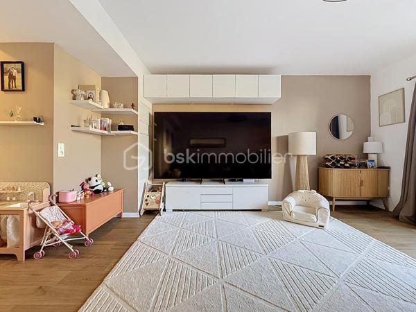 Découvrez ce bel appartement de 3 pièces en DUPLEX, situé au 2ᵉ étage sur 2, d’une résidence récente construite en 2023.

D’une configuration fonctionnelle et agréable, cet appartement offre une séparation appréciable entre les espaces de vie et l’espace nuit.

Au premier niveau, vous trouverez :
- Une entrée avec rangement et escalier desservant le niveau supérieur ;
- Un séjour avec coin cuisine, offrant un espace de vie convivial ;
- Un WC indépendant ;
- Un balcon, idéal pour profiter d’un espace extérieur.

À l’étage supérieur :
- Un palier (dressing) desservant l’espace nuit ;
- Deux chambres ;
- Une salle de bains avec WC.

Les atouts de la résidence :
- Résidence récente de 2023 ;
- Possibilité de boxer la places de stationnement, conformément aux éléments évoqués lors de la dernière assemblée générale ;
- Possibilité d’installation d’une climatisation ;
- Installation de caméras de vidéosurveillance au sein de la résidence envisagée ou autorisée selon les décisions de la dernière assemblée générale.

Ce duplex représente une belle opportunité pour un premier achat, un couple ou une petite famille à la recherche d’un logement récent et fonctionnel.

Cet appartement bénéficie d’un environnement pratique et familial, avec de nombreuses commodités accessibles à pied.
Les écoles maternelles Les Goélands et Les Dahlias se trouvent à environ 2 à 3 minutes, tandis que l’école élémentaire Duguesclin et le collège Flora Tristan sont accessibles en 3 à 6 minutes. 
Côté commerces, vous trouverez une boulangerie à environ 2 minutes, une épicerie de proximité à 2 minutes et le centre commercial E.Leclerc à environ 10 minutes. 
Pour vos déplacements, l’arrêt de bus Maurice Évrard est situé à environ 3 minutes à pied et la gare de Poissy, desservie par le RER A et la ligne J du Transilien. 

Enfin, les espaces verts et les équipements sportifs du secteur, notamment le parc Maurice-Berteaux et le complexe sportif Bretagne, permettent de profiter d’un cadre de vie agréable. 
Un emplacement idéal pour concilier praticité, vie de famille et mobilité au quotidien.

Un bien à découvrir sans tarder !

Pour plus d’informations ou pour organiser une visite, contactez-moi.