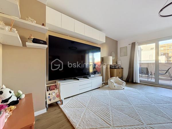 Découvrez ce bel appartement de 3 pièces en DUPLEX, situé au 2ᵉ étage sur 2, d’une résidence récente construite en 2023.

D’une configuration fonctionnelle et agréable, cet appartement offre une séparation appréciable entre les espaces de vie et l’espace nuit.

Au premier niveau, vous trouverez :
- Une entrée avec rangement et escalier desservant le niveau supérieur ;
- Un séjour avec coin cuisine, offrant un espace de vie convivial ;
- Un WC indépendant ;
- Un balcon, idéal pour profiter d’un espace extérieur.

À l’étage supérieur :
- Un palier (dressing) desservant l’espace nuit ;
- Deux chambres ;
- Une salle de bains avec WC.

Les atouts de la résidence :
- Résidence récente de 2023 ;
- Possibilité de boxer la places de stationnement, conformément aux éléments évoqués lors de la dernière assemblée générale ;
- Possibilité d’installation d’une climatisation ;
- Installation de caméras de vidéosurveillance au sein de la résidence envisagée ou autorisée selon les décisions de la dernière assemblée générale.

Ce duplex représente une belle opportunité pour un premier achat, un couple ou une petite famille à la recherche d’un logement récent et fonctionnel.

Cet appartement bénéficie d’un environnement pratique et familial, avec de nombreuses commodités accessibles à pied.
Les écoles maternelles Les Goélands et Les Dahlias se trouvent à environ 2 à 3 minutes, tandis que l’école élémentaire Duguesclin et le collège Flora Tristan sont accessibles en 3 à 6 minutes. 
Côté commerces, vous trouverez une boulangerie à environ 2 minutes, une épicerie de proximité à 2 minutes et le centre commercial E.Leclerc à environ 10 minutes. 
Pour vos déplacements, l’arrêt de bus Maurice Évrard est situé à environ 3 minutes à pied et la gare de Poissy, desservie par le RER A et la ligne J du Transilien. 

Enfin, les espaces verts et les équipements sportifs du secteur, notamment le parc Maurice-Berteaux et le complexe sportif Bretagne, permettent de profiter d’un cadre de vie agréable. 
Un emplacement idéal pour concilier praticité, vie de famille et mobilité au quotidien.

Un bien à découvrir sans tarder !

Pour plus d’informations ou pour organiser une visite, contactez-moi.