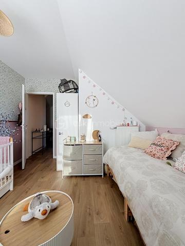 Découvrez ce bel appartement de 3 pièces en DUPLEX, situé au 2ᵉ étage sur 2, d’une résidence récente construite en 2023.

D’une configuration fonctionnelle et agréable, cet appartement offre une séparation appréciable entre les espaces de vie et l’espace nuit.

Au premier niveau, vous trouverez :
- Une entrée avec rangement et escalier desservant le niveau supérieur ;
- Un séjour avec coin cuisine, offrant un espace de vie convivial ;
- Un WC indépendant ;
- Un balcon, idéal pour profiter d’un espace extérieur.

À l’étage supérieur :
- Un palier (dressing) desservant l’espace nuit ;
- Deux chambres ;
- Une salle de bains avec WC.

Les atouts de la résidence :
- Résidence récente de 2023 ;
- Possibilité de boxer la places de stationnement, conformément aux éléments évoqués lors de la dernière assemblée générale ;
- Possibilité d’installation d’une climatisation ;
- Installation de caméras de vidéosurveillance au sein de la résidence envisagée ou autorisée selon les décisions de la dernière assemblée générale.

Ce duplex représente une belle opportunité pour un premier achat, un couple ou une petite famille à la recherche d’un logement récent et fonctionnel.

Cet appartement bénéficie d’un environnement pratique et familial, avec de nombreuses commodités accessibles à pied.
Les écoles maternelles Les Goélands et Les Dahlias se trouvent à environ 2 à 3 minutes, tandis que l’école élémentaire Duguesclin et le collège Flora Tristan sont accessibles en 3 à 6 minutes. 
Côté commerces, vous trouverez une boulangerie à environ 2 minutes, une épicerie de proximité à 2 minutes et le centre commercial E.Leclerc à environ 10 minutes. 
Pour vos déplacements, l’arrêt de bus Maurice Évrard est situé à environ 3 minutes à pied et la gare de Poissy, desservie par le RER A et la ligne J du Transilien. 

Enfin, les espaces verts et les équipements sportifs du secteur, notamment le parc Maurice-Berteaux et le complexe sportif Bretagne, permettent de profiter d’un cadre de vie agréable. 
Un emplacement idéal pour concilier praticité, vie de famille et mobilité au quotidien.

Un bien à découvrir sans tarder !

Pour plus d’informations ou pour organiser une visite, contactez-moi.