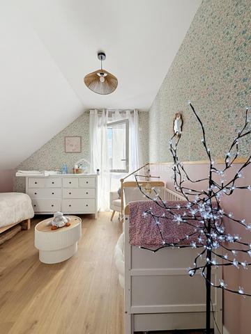 Découvrez ce bel appartement de 3 pièces en DUPLEX, situé au 2ᵉ étage sur 2, d’une résidence récente construite en 2023.

D’une configuration fonctionnelle et agréable, cet appartement offre une séparation appréciable entre les espaces de vie et l’espace nuit.

Au premier niveau, vous trouverez :
- Une entrée avec rangement et escalier desservant le niveau supérieur ;
- Un séjour avec coin cuisine, offrant un espace de vie convivial ;
- Un WC indépendant ;
- Un balcon, idéal pour profiter d’un espace extérieur.

À l’étage supérieur :
- Un palier (dressing) desservant l’espace nuit ;
- Deux chambres ;
- Une salle de bains avec WC.

Les atouts de la résidence :
- Résidence récente de 2023 ;
- Possibilité de boxer la places de stationnement, conformément aux éléments évoqués lors de la dernière assemblée générale ;
- Possibilité d’installation d’une climatisation ;
- Installation de caméras de vidéosurveillance au sein de la résidence envisagée ou autorisée selon les décisions de la dernière assemblée générale.

Ce duplex représente une belle opportunité pour un premier achat, un couple ou une petite famille à la recherche d’un logement récent et fonctionnel.

Cet appartement bénéficie d’un environnement pratique et familial, avec de nombreuses commodités accessibles à pied.
Les écoles maternelles Les Goélands et Les Dahlias se trouvent à environ 2 à 3 minutes, tandis que l’école élémentaire Duguesclin et le collège Flora Tristan sont accessibles en 3 à 6 minutes. 
Côté commerces, vous trouverez une boulangerie à environ 2 minutes, une épicerie de proximité à 2 minutes et le centre commercial E.Leclerc à environ 10 minutes. 
Pour vos déplacements, l’arrêt de bus Maurice Évrard est situé à environ 3 minutes à pied et la gare de Poissy, desservie par le RER A et la ligne J du Transilien. 

Enfin, les espaces verts et les équipements sportifs du secteur, notamment le parc Maurice-Berteaux et le complexe sportif Bretagne, permettent de profiter d’un cadre de vie agréable. 
Un emplacement idéal pour concilier praticité, vie de famille et mobilité au quotidien.

Un bien à découvrir sans tarder !

Pour plus d’informations ou pour organiser une visite, contactez-moi.