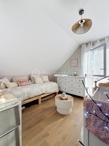 Découvrez ce bel appartement de 3 pièces en DUPLEX, situé au 2ᵉ étage sur 2, d’une résidence récente construite en 2023.

D’une configuration fonctionnelle et agréable, cet appartement offre une séparation appréciable entre les espaces de vie et l’espace nuit.

Au premier niveau, vous trouverez :
- Une entrée avec rangement et escalier desservant le niveau supérieur ;
- Un séjour avec coin cuisine, offrant un espace de vie convivial ;
- Un WC indépendant ;
- Un balcon, idéal pour profiter d’un espace extérieur.

À l’étage supérieur :
- Un palier (dressing) desservant l’espace nuit ;
- Deux chambres ;
- Une salle de bains avec WC.

Les atouts de la résidence :
- Résidence récente de 2023 ;
- Possibilité de boxer la places de stationnement, conformément aux éléments évoqués lors de la dernière assemblée générale ;
- Possibilité d’installation d’une climatisation ;
- Installation de caméras de vidéosurveillance au sein de la résidence envisagée ou autorisée selon les décisions de la dernière assemblée générale.

Ce duplex représente une belle opportunité pour un premier achat, un couple ou une petite famille à la recherche d’un logement récent et fonctionnel.

Cet appartement bénéficie d’un environnement pratique et familial, avec de nombreuses commodités accessibles à pied.
Les écoles maternelles Les Goélands et Les Dahlias se trouvent à environ 2 à 3 minutes, tandis que l’école élémentaire Duguesclin et le collège Flora Tristan sont accessibles en 3 à 6 minutes. 
Côté commerces, vous trouverez une boulangerie à environ 2 minutes, une épicerie de proximité à 2 minutes et le centre commercial E.Leclerc à environ 10 minutes. 
Pour vos déplacements, l’arrêt de bus Maurice Évrard est situé à environ 3 minutes à pied et la gare de Poissy, desservie par le RER A et la ligne J du Transilien. 

Enfin, les espaces verts et les équipements sportifs du secteur, notamment le parc Maurice-Berteaux et le complexe sportif Bretagne, permettent de profiter d’un cadre de vie agréable. 
Un emplacement idéal pour concilier praticité, vie de famille et mobilité au quotidien.

Un bien à découvrir sans tarder !

Pour plus d’informations ou pour organiser une visite, contactez-moi.