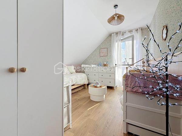 Découvrez ce bel appartement de 3 pièces en DUPLEX, situé au 2ᵉ étage sur 2, d’une résidence récente construite en 2023.

D’une configuration fonctionnelle et agréable, cet appartement offre une séparation appréciable entre les espaces de vie et l’espace nuit.

Au premier niveau, vous trouverez :
- Une entrée avec rangement et escalier desservant le niveau supérieur ;
- Un séjour avec coin cuisine, offrant un espace de vie convivial ;
- Un WC indépendant ;
- Un balcon, idéal pour profiter d’un espace extérieur.

À l’étage supérieur :
- Un palier (dressing) desservant l’espace nuit ;
- Deux chambres ;
- Une salle de bains avec WC.

Les atouts de la résidence :
- Résidence récente de 2023 ;
- Possibilité de boxer la places de stationnement, conformément aux éléments évoqués lors de la dernière assemblée générale ;
- Possibilité d’installation d’une climatisation ;
- Installation de caméras de vidéosurveillance au sein de la résidence envisagée ou autorisée selon les décisions de la dernière assemblée générale.

Ce duplex représente une belle opportunité pour un premier achat, un couple ou une petite famille à la recherche d’un logement récent et fonctionnel.

Cet appartement bénéficie d’un environnement pratique et familial, avec de nombreuses commodités accessibles à pied.
Les écoles maternelles Les Goélands et Les Dahlias se trouvent à environ 2 à 3 minutes, tandis que l’école élémentaire Duguesclin et le collège Flora Tristan sont accessibles en 3 à 6 minutes. 
Côté commerces, vous trouverez une boulangerie à environ 2 minutes, une épicerie de proximité à 2 minutes et le centre commercial E.Leclerc à environ 10 minutes. 
Pour vos déplacements, l’arrêt de bus Maurice Évrard est situé à environ 3 minutes à pied et la gare de Poissy, desservie par le RER A et la ligne J du Transilien. 

Enfin, les espaces verts et les équipements sportifs du secteur, notamment le parc Maurice-Berteaux et le complexe sportif Bretagne, permettent de profiter d’un cadre de vie agréable. 
Un emplacement idéal pour concilier praticité, vie de famille et mobilité au quotidien.

Un bien à découvrir sans tarder !

Pour plus d’informations ou pour organiser une visite, contactez-moi.