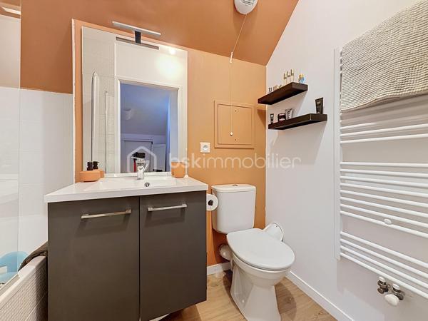 Découvrez ce bel appartement de 3 pièces en DUPLEX, situé au 2ᵉ étage sur 2, d’une résidence récente construite en 2023.

D’une configuration fonctionnelle et agréable, cet appartement offre une séparation appréciable entre les espaces de vie et l’espace nuit.

Au premier niveau, vous trouverez :
- Une entrée avec rangement et escalier desservant le niveau supérieur ;
- Un séjour avec coin cuisine, offrant un espace de vie convivial ;
- Un WC indépendant ;
- Un balcon, idéal pour profiter d’un espace extérieur.

À l’étage supérieur :
- Un palier (dressing) desservant l’espace nuit ;
- Deux chambres ;
- Une salle de bains avec WC.

Les atouts de la résidence :
- Résidence récente de 2023 ;
- Possibilité de boxer la places de stationnement, conformément aux éléments évoqués lors de la dernière assemblée générale ;
- Possibilité d’installation d’une climatisation ;
- Installation de caméras de vidéosurveillance au sein de la résidence envisagée ou autorisée selon les décisions de la dernière assemblée générale.

Ce duplex représente une belle opportunité pour un premier achat, un couple ou une petite famille à la recherche d’un logement récent et fonctionnel.

Cet appartement bénéficie d’un environnement pratique et familial, avec de nombreuses commodités accessibles à pied.
Les écoles maternelles Les Goélands et Les Dahlias se trouvent à environ 2 à 3 minutes, tandis que l’école élémentaire Duguesclin et le collège Flora Tristan sont accessibles en 3 à 6 minutes. 
Côté commerces, vous trouverez une boulangerie à environ 2 minutes, une épicerie de proximité à 2 minutes et le centre commercial E.Leclerc à environ 10 minutes. 
Pour vos déplacements, l’arrêt de bus Maurice Évrard est situé à environ 3 minutes à pied et la gare de Poissy, desservie par le RER A et la ligne J du Transilien. 

Enfin, les espaces verts et les équipements sportifs du secteur, notamment le parc Maurice-Berteaux et le complexe sportif Bretagne, permettent de profiter d’un cadre de vie agréable. 
Un emplacement idéal pour concilier praticité, vie de famille et mobilité au quotidien.

Un bien à découvrir sans tarder !

Pour plus d’informations ou pour organiser une visite, contactez-moi.