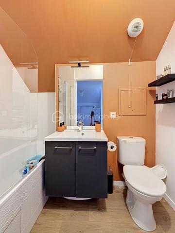 Découvrez ce bel appartement de 3 pièces en DUPLEX, situé au 2ᵉ étage sur 2, d’une résidence récente construite en 2023.

D’une configuration fonctionnelle et agréable, cet appartement offre une séparation appréciable entre les espaces de vie et l’espace nuit.

Au premier niveau, vous trouverez :
- Une entrée avec rangement et escalier desservant le niveau supérieur ;
- Un séjour avec coin cuisine, offrant un espace de vie convivial ;
- Un WC indépendant ;
- Un balcon, idéal pour profiter d’un espace extérieur.

À l’étage supérieur :
- Un palier (dressing) desservant l’espace nuit ;
- Deux chambres ;
- Une salle de bains avec WC.

Les atouts de la résidence :
- Résidence récente de 2023 ;
- Possibilité de boxer la places de stationnement, conformément aux éléments évoqués lors de la dernière assemblée générale ;
- Possibilité d’installation d’une climatisation ;
- Installation de caméras de vidéosurveillance au sein de la résidence envisagée ou autorisée selon les décisions de la dernière assemblée générale.

Ce duplex représente une belle opportunité pour un premier achat, un couple ou une petite famille à la recherche d’un logement récent et fonctionnel.

Cet appartement bénéficie d’un environnement pratique et familial, avec de nombreuses commodités accessibles à pied.
Les écoles maternelles Les Goélands et Les Dahlias se trouvent à environ 2 à 3 minutes, tandis que l’école élémentaire Duguesclin et le collège Flora Tristan sont accessibles en 3 à 6 minutes. 
Côté commerces, vous trouverez une boulangerie à environ 2 minutes, une épicerie de proximité à 2 minutes et le centre commercial E.Leclerc à environ 10 minutes. 
Pour vos déplacements, l’arrêt de bus Maurice Évrard est situé à environ 3 minutes à pied et la gare de Poissy, desservie par le RER A et la ligne J du Transilien. 

Enfin, les espaces verts et les équipements sportifs du secteur, notamment le parc Maurice-Berteaux et le complexe sportif Bretagne, permettent de profiter d’un cadre de vie agréable. 
Un emplacement idéal pour concilier praticité, vie de famille et mobilité au quotidien.

Un bien à découvrir sans tarder !

Pour plus d’informations ou pour organiser une visite, contactez-moi.
