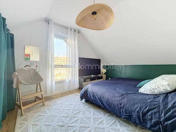 Découvrez ce bel appartement de 3 pièces en DUPLEX, situé au 2ᵉ étage sur 2, d’une résidence récente construite en 2023.

D’une configuration fonctionnelle et agréable, cet appartement offre une séparation appréciable entre les espaces de vie et l’espace nuit.

Au premier niveau, vous trouverez :
- Une entrée avec rangement et escalier desservant le niveau supérieur ;
- Un séjour avec coin cuisine, offrant un espace de vie convivial ;
- Un WC indépendant ;
- Un balcon, idéal pour profiter d’un espace extérieur.

À l’étage supérieur :
- Un palier (dressing) desservant l’espace nuit ;
- Deux chambres ;
- Une salle de bains avec WC.

Les atouts de la résidence :
- Résidence récente de 2023 ;
- Possibilité de boxer la places de stationnement, conformément aux éléments évoqués lors de la dernière assemblée générale ;
- Possibilité d’installation d’une climatisation ;
- Installation de caméras de vidéosurveillance au sein de la résidence envisagée ou autorisée selon les décisions de la dernière assemblée générale.

Ce duplex représente une belle opportunité pour un premier achat, un couple ou une petite famille à la recherche d’un logement récent et fonctionnel.

Cet appartement bénéficie d’un environnement pratique et familial, avec de nombreuses commodités accessibles à pied.
Les écoles maternelles Les Goélands et Les Dahlias se trouvent à environ 2 à 3 minutes, tandis que l’école élémentaire Duguesclin et le collège Flora Tristan sont accessibles en 3 à 6 minutes. 
Côté commerces, vous trouverez une boulangerie à environ 2 minutes, une épicerie de proximité à 2 minutes et le centre commercial E.Leclerc à environ 10 minutes. 
Pour vos déplacements, l’arrêt de bus Maurice Évrard est situé à environ 3 minutes à pied et la gare de Poissy, desservie par le RER A et la ligne J du Transilien. 

Enfin, les espaces verts et les équipements sportifs du secteur, notamment le parc Maurice-Berteaux et le complexe sportif Bretagne, permettent de profiter d’un cadre de vie agréable. 
Un emplacement idéal pour concilier praticité, vie de famille et mobilité au quotidien.

Un bien à découvrir sans tarder !

Pour plus d’informations ou pour organiser une visite, contactez-moi.