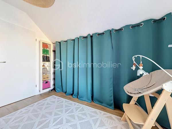 Découvrez ce bel appartement de 3 pièces en DUPLEX, situé au 2ᵉ étage sur 2, d’une résidence récente construite en 2023.

D’une configuration fonctionnelle et agréable, cet appartement offre une séparation appréciable entre les espaces de vie et l’espace nuit.

Au premier niveau, vous trouverez :
- Une entrée avec rangement et escalier desservant le niveau supérieur ;
- Un séjour avec coin cuisine, offrant un espace de vie convivial ;
- Un WC indépendant ;
- Un balcon, idéal pour profiter d’un espace extérieur.

À l’étage supérieur :
- Un palier (dressing) desservant l’espace nuit ;
- Deux chambres ;
- Une salle de bains avec WC.

Les atouts de la résidence :
- Résidence récente de 2023 ;
- Possibilité de boxer la places de stationnement, conformément aux éléments évoqués lors de la dernière assemblée générale ;
- Possibilité d’installation d’une climatisation ;
- Installation de caméras de vidéosurveillance au sein de la résidence envisagée ou autorisée selon les décisions de la dernière assemblée générale.

Ce duplex représente une belle opportunité pour un premier achat, un couple ou une petite famille à la recherche d’un logement récent et fonctionnel.

Cet appartement bénéficie d’un environnement pratique et familial, avec de nombreuses commodités accessibles à pied.
Les écoles maternelles Les Goélands et Les Dahlias se trouvent à environ 2 à 3 minutes, tandis que l’école élémentaire Duguesclin et le collège Flora Tristan sont accessibles en 3 à 6 minutes. 
Côté commerces, vous trouverez une boulangerie à environ 2 minutes, une épicerie de proximité à 2 minutes et le centre commercial E.Leclerc à environ 10 minutes. 
Pour vos déplacements, l’arrêt de bus Maurice Évrard est situé à environ 3 minutes à pied et la gare de Poissy, desservie par le RER A et la ligne J du Transilien. 

Enfin, les espaces verts et les équipements sportifs du secteur, notamment le parc Maurice-Berteaux et le complexe sportif Bretagne, permettent de profiter d’un cadre de vie agréable. 
Un emplacement idéal pour concilier praticité, vie de famille et mobilité au quotidien.

Un bien à découvrir sans tarder !

Pour plus d’informations ou pour organiser une visite, contactez-moi.