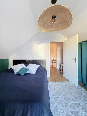 Découvrez ce bel appartement de 3 pièces en DUPLEX, situé au 2ᵉ étage sur 2, d’une résidence récente construite en 2023.

D’une configuration fonctionnelle et agréable, cet appartement offre une séparation appréciable entre les espaces de vie et l’espace nuit.

Au premier niveau, vous trouverez :
- Une entrée avec rangement et escalier desservant le niveau supérieur ;
- Un séjour avec coin cuisine, offrant un espace de vie convivial ;
- Un WC indépendant ;
- Un balcon, idéal pour profiter d’un espace extérieur.

À l’étage supérieur :
- Un palier (dressing) desservant l’espace nuit ;
- Deux chambres ;
- Une salle de bains avec WC.

Les atouts de la résidence :
- Résidence récente de 2023 ;
- Possibilité de boxer la places de stationnement, conformément aux éléments évoqués lors de la dernière assemblée générale ;
- Possibilité d’installation d’une climatisation ;
- Installation de caméras de vidéosurveillance au sein de la résidence envisagée ou autorisée selon les décisions de la dernière assemblée générale.

Ce duplex représente une belle opportunité pour un premier achat, un couple ou une petite famille à la recherche d’un logement récent et fonctionnel.

Cet appartement bénéficie d’un environnement pratique et familial, avec de nombreuses commodités accessibles à pied.
Les écoles maternelles Les Goélands et Les Dahlias se trouvent à environ 2 à 3 minutes, tandis que l’école élémentaire Duguesclin et le collège Flora Tristan sont accessibles en 3 à 6 minutes. 
Côté commerces, vous trouverez une boulangerie à environ 2 minutes, une épicerie de proximité à 2 minutes et le centre commercial E.Leclerc à environ 10 minutes. 
Pour vos déplacements, l’arrêt de bus Maurice Évrard est situé à environ 3 minutes à pied et la gare de Poissy, desservie par le RER A et la ligne J du Transilien. 

Enfin, les espaces verts et les équipements sportifs du secteur, notamment le parc Maurice-Berteaux et le complexe sportif Bretagne, permettent de profiter d’un cadre de vie agréable. 
Un emplacement idéal pour concilier praticité, vie de famille et mobilité au quotidien.

Un bien à découvrir sans tarder !

Pour plus d’informations ou pour organiser une visite, contactez-moi.