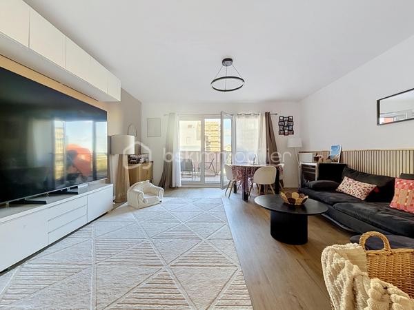 Découvrez ce bel appartement de 3 pièces en DUPLEX, situé au 2ᵉ étage sur 2, d’une résidence récente construite en 2023.

D’une configuration fonctionnelle et agréable, cet appartement offre une séparation appréciable entre les espaces de vie et l’espace nuit.

Au premier niveau, vous trouverez :
- Une entrée avec rangement et escalier desservant le niveau supérieur ;
- Un séjour avec coin cuisine, offrant un espace de vie convivial ;
- Un WC indépendant ;
- Un balcon, idéal pour profiter d’un espace extérieur.

À l’étage supérieur :
- Un palier (dressing) desservant l’espace nuit ;
- Deux chambres ;
- Une salle de bains avec WC.

Les atouts de la résidence :
- Résidence récente de 2023 ;
- Possibilité de boxer la places de stationnement, conformément aux éléments évoqués lors de la dernière assemblée générale ;
- Possibilité d’installation d’une climatisation ;
- Installation de caméras de vidéosurveillance au sein de la résidence envisagée ou autorisée selon les décisions de la dernière assemblée générale.

Ce duplex représente une belle opportunité pour un premier achat, un couple ou une petite famille à la recherche d’un logement récent et fonctionnel.

Cet appartement bénéficie d’un environnement pratique et familial, avec de nombreuses commodités accessibles à pied.
Les écoles maternelles Les Goélands et Les Dahlias se trouvent à environ 2 à 3 minutes, tandis que l’école élémentaire Duguesclin et le collège Flora Tristan sont accessibles en 3 à 6 minutes. 
Côté commerces, vous trouverez une boulangerie à environ 2 minutes, une épicerie de proximité à 2 minutes et le centre commercial E.Leclerc à environ 10 minutes. 
Pour vos déplacements, l’arrêt de bus Maurice Évrard est situé à environ 3 minutes à pied et la gare de Poissy, desservie par le RER A et la ligne J du Transilien. 

Enfin, les espaces verts et les équipements sportifs du secteur, notamment le parc Maurice-Berteaux et le complexe sportif Bretagne, permettent de profiter d’un cadre de vie agréable. 
Un emplacement idéal pour concilier praticité, vie de famille et mobilité au quotidien.

Un bien à découvrir sans tarder !

Pour plus d’informations ou pour organiser une visite, contactez-moi.