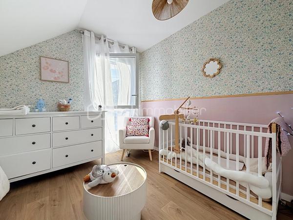 Découvrez ce bel appartement de 3 pièces en DUPLEX, situé au 2ᵉ étage sur 2, d’une résidence récente construite en 2023.

D’une configuration fonctionnelle et agréable, cet appartement offre une séparation appréciable entre les espaces de vie et l’espace nuit.

Au premier niveau, vous trouverez :
- Une entrée avec rangement et escalier desservant le niveau supérieur ;
- Un séjour avec coin cuisine, offrant un espace de vie convivial ;
- Un WC indépendant ;
- Un balcon, idéal pour profiter d’un espace extérieur.

À l’étage supérieur :
- Un palier (dressing) desservant l’espace nuit ;
- Deux chambres ;
- Une salle de bains avec WC.

Les atouts de la résidence :
- Résidence récente de 2023 ;
- Possibilité de boxer la places de stationnement, conformément aux éléments évoqués lors de la dernière assemblée générale ;
- Possibilité d’installation d’une climatisation ;
- Installation de caméras de vidéosurveillance au sein de la résidence envisagée ou autorisée selon les décisions de la dernière assemblée générale.

Ce duplex représente une belle opportunité pour un premier achat, un couple ou une petite famille à la recherche d’un logement récent et fonctionnel.

Cet appartement bénéficie d’un environnement pratique et familial, avec de nombreuses commodités accessibles à pied.
Les écoles maternelles Les Goélands et Les Dahlias se trouvent à environ 2 à 3 minutes, tandis que l’école élémentaire Duguesclin et le collège Flora Tristan sont accessibles en 3 à 6 minutes. 
Côté commerces, vous trouverez une boulangerie à environ 2 minutes, une épicerie de proximité à 2 minutes et le centre commercial E.Leclerc à environ 10 minutes. 
Pour vos déplacements, l’arrêt de bus Maurice Évrard est situé à environ 3 minutes à pied et la gare de Poissy, desservie par le RER A et la ligne J du Transilien. 

Enfin, les espaces verts et les équipements sportifs du secteur, notamment le parc Maurice-Berteaux et le complexe sportif Bretagne, permettent de profiter d’un cadre de vie agréable. 
Un emplacement idéal pour concilier praticité, vie de famille et mobilité au quotidien.

Un bien à découvrir sans tarder !

Pour plus d’informations ou pour organiser une visite, contactez-moi.
