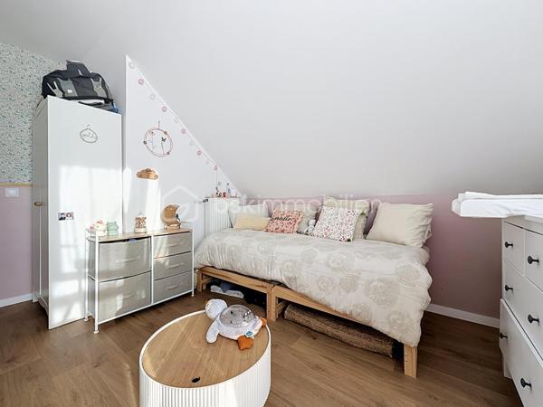 Découvrez ce bel appartement de 3 pièces en DUPLEX, situé au 2ᵉ étage sur 2, d’une résidence récente construite en 2023.

D’une configuration fonctionnelle et agréable, cet appartement offre une séparation appréciable entre les espaces de vie et l’espace nuit.

Au premier niveau, vous trouverez :
- Une entrée avec rangement et escalier desservant le niveau supérieur ;
- Un séjour avec coin cuisine, offrant un espace de vie convivial ;
- Un WC indépendant ;
- Un balcon, idéal pour profiter d’un espace extérieur.

À l’étage supérieur :
- Un palier (dressing) desservant l’espace nuit ;
- Deux chambres ;
- Une salle de bains avec WC.

Les atouts de la résidence :
- Résidence récente de 2023 ;
- Possibilité de boxer la places de stationnement, conformément aux éléments évoqués lors de la dernière assemblée générale ;
- Possibilité d’installation d’une climatisation ;
- Installation de caméras de vidéosurveillance au sein de la résidence envisagée ou autorisée selon les décisions de la dernière assemblée générale.

Ce duplex représente une belle opportunité pour un premier achat, un couple ou une petite famille à la recherche d’un logement récent et fonctionnel.

Cet appartement bénéficie d’un environnement pratique et familial, avec de nombreuses commodités accessibles à pied.
Les écoles maternelles Les Goélands et Les Dahlias se trouvent à environ 2 à 3 minutes, tandis que l’école élémentaire Duguesclin et le collège Flora Tristan sont accessibles en 3 à 6 minutes. 
Côté commerces, vous trouverez une boulangerie à environ 2 minutes, une épicerie de proximité à 2 minutes et le centre commercial E.Leclerc à environ 10 minutes. 
Pour vos déplacements, l’arrêt de bus Maurice Évrard est situé à environ 3 minutes à pied et la gare de Poissy, desservie par le RER A et la ligne J du Transilien. 

Enfin, les espaces verts et les équipements sportifs du secteur, notamment le parc Maurice-Berteaux et le complexe sportif Bretagne, permettent de profiter d’un cadre de vie agréable. 
Un emplacement idéal pour concilier praticité, vie de famille et mobilité au quotidien.

Un bien à découvrir sans tarder !

Pour plus d’informations ou pour organiser une visite, contactez-moi.