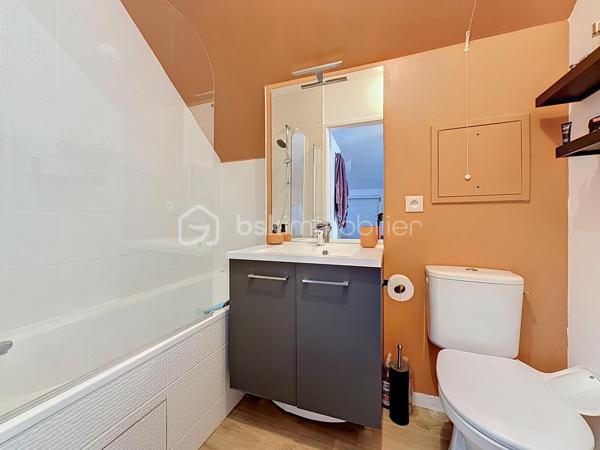 Découvrez ce bel appartement de 3 pièces en DUPLEX, situé au 2ᵉ étage sur 2, d’une résidence récente construite en 2023.

D’une configuration fonctionnelle et agréable, cet appartement offre une séparation appréciable entre les espaces de vie et l’espace nuit.

Au premier niveau, vous trouverez :
- Une entrée avec rangement et escalier desservant le niveau supérieur ;
- Un séjour avec coin cuisine, offrant un espace de vie convivial ;
- Un WC indépendant ;
- Un balcon, idéal pour profiter d’un espace extérieur.

À l’étage supérieur :
- Un palier (dressing) desservant l’espace nuit ;
- Deux chambres ;
- Une salle de bains avec WC.

Les atouts de la résidence :
- Résidence récente de 2023 ;
- Possibilité de boxer la places de stationnement, conformément aux éléments évoqués lors de la dernière assemblée générale ;
- Possibilité d’installation d’une climatisation ;
- Installation de caméras de vidéosurveillance au sein de la résidence envisagée ou autorisée selon les décisions de la dernière assemblée générale.

Ce duplex représente une belle opportunité pour un premier achat, un couple ou une petite famille à la recherche d’un logement récent et fonctionnel.

Cet appartement bénéficie d’un environnement pratique et familial, avec de nombreuses commodités accessibles à pied.
Les écoles maternelles Les Goélands et Les Dahlias se trouvent à environ 2 à 3 minutes, tandis que l’école élémentaire Duguesclin et le collège Flora Tristan sont accessibles en 3 à 6 minutes. 
Côté commerces, vous trouverez une boulangerie à environ 2 minutes, une épicerie de proximité à 2 minutes et le centre commercial E.Leclerc à environ 10 minutes. 
Pour vos déplacements, l’arrêt de bus Maurice Évrard est situé à environ 3 minutes à pied et la gare de Poissy, desservie par le RER A et la ligne J du Transilien. 

Enfin, les espaces verts et les équipements sportifs du secteur, notamment le parc Maurice-Berteaux et le complexe sportif Bretagne, permettent de profiter d’un cadre de vie agréable. 
Un emplacement idéal pour concilier praticité, vie de famille et mobilité au quotidien.

Un bien à découvrir sans tarder !

Pour plus d’informations ou pour organiser une visite, contactez-moi.