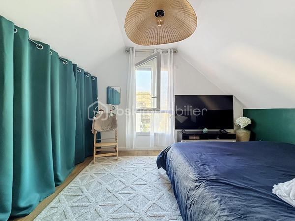 Découvrez ce bel appartement de 3 pièces en DUPLEX, situé au 2ᵉ étage sur 2, d’une résidence récente construite en 2023.

D’une configuration fonctionnelle et agréable, cet appartement offre une séparation appréciable entre les espaces de vie et l’espace nuit.

Au premier niveau, vous trouverez :
- Une entrée avec rangement et escalier desservant le niveau supérieur ;
- Un séjour avec coin cuisine, offrant un espace de vie convivial ;
- Un WC indépendant ;
- Un balcon, idéal pour profiter d’un espace extérieur.

À l’étage supérieur :
- Un palier (dressing) desservant l’espace nuit ;
- Deux chambres ;
- Une salle de bains avec WC.

Les atouts de la résidence :
- Résidence récente de 2023 ;
- Possibilité de boxer la places de stationnement, conformément aux éléments évoqués lors de la dernière assemblée générale ;
- Possibilité d’installation d’une climatisation ;
- Installation de caméras de vidéosurveillance au sein de la résidence envisagée ou autorisée selon les décisions de la dernière assemblée générale.

Ce duplex représente une belle opportunité pour un premier achat, un couple ou une petite famille à la recherche d’un logement récent et fonctionnel.

Cet appartement bénéficie d’un environnement pratique et familial, avec de nombreuses commodités accessibles à pied.
Les écoles maternelles Les Goélands et Les Dahlias se trouvent à environ 2 à 3 minutes, tandis que l’école élémentaire Duguesclin et le collège Flora Tristan sont accessibles en 3 à 6 minutes. 
Côté commerces, vous trouverez une boulangerie à environ 2 minutes, une épicerie de proximité à 2 minutes et le centre commercial E.Leclerc à environ 10 minutes. 
Pour vos déplacements, l’arrêt de bus Maurice Évrard est situé à environ 3 minutes à pied et la gare de Poissy, desservie par le RER A et la ligne J du Transilien. 

Enfin, les espaces verts et les équipements sportifs du secteur, notamment le parc Maurice-Berteaux et le complexe sportif Bretagne, permettent de profiter d’un cadre de vie agréable. 
Un emplacement idéal pour concilier praticité, vie de famille et mobilité au quotidien.

Un bien à découvrir sans tarder !

Pour plus d’informations ou pour organiser une visite, contactez-moi.
