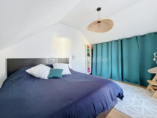 Découvrez ce bel appartement de 3 pièces en DUPLEX, situé au 2ᵉ étage sur 2, d’une résidence récente construite en 2023.

D’une configuration fonctionnelle et agréable, cet appartement offre une séparation appréciable entre les espaces de vie et l’espace nuit.

Au premier niveau, vous trouverez :
- Une entrée avec rangement et escalier desservant le niveau supérieur ;
- Un séjour avec coin cuisine, offrant un espace de vie convivial ;
- Un WC indépendant ;
- Un balcon, idéal pour profiter d’un espace extérieur.

À l’étage supérieur :
- Un palier (dressing) desservant l’espace nuit ;
- Deux chambres ;
- Une salle de bains avec WC.

Les atouts de la résidence :
- Résidence récente de 2023 ;
- Possibilité de boxer la places de stationnement, conformément aux éléments évoqués lors de la dernière assemblée générale ;
- Possibilité d’installation d’une climatisation ;
- Installation de caméras de vidéosurveillance au sein de la résidence envisagée ou autorisée selon les décisions de la dernière assemblée générale.

Ce duplex représente une belle opportunité pour un premier achat, un couple ou une petite famille à la recherche d’un logement récent et fonctionnel.

Cet appartement bénéficie d’un environnement pratique et familial, avec de nombreuses commodités accessibles à pied.
Les écoles maternelles Les Goélands et Les Dahlias se trouvent à environ 2 à 3 minutes, tandis que l’école élémentaire Duguesclin et le collège Flora Tristan sont accessibles en 3 à 6 minutes. 
Côté commerces, vous trouverez une boulangerie à environ 2 minutes, une épicerie de proximité à 2 minutes et le centre commercial E.Leclerc à environ 10 minutes. 
Pour vos déplacements, l’arrêt de bus Maurice Évrard est situé à environ 3 minutes à pied et la gare de Poissy, desservie par le RER A et la ligne J du Transilien. 

Enfin, les espaces verts et les équipements sportifs du secteur, notamment le parc Maurice-Berteaux et le complexe sportif Bretagne, permettent de profiter d’un cadre de vie agréable. 
Un emplacement idéal pour concilier praticité, vie de famille et mobilité au quotidien.

Un bien à découvrir sans tarder !

Pour plus d’informations ou pour organiser une visite, contactez-moi.
