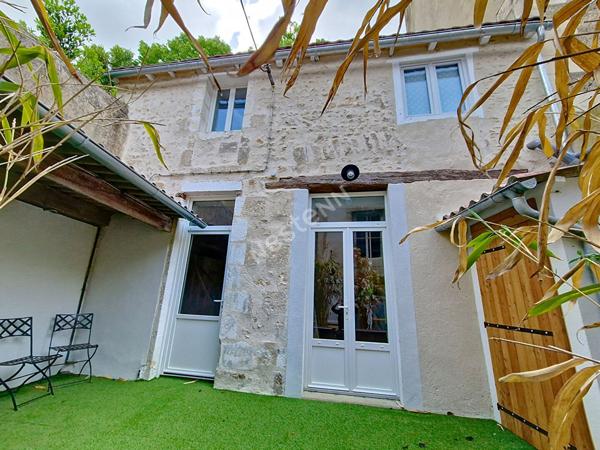 Maison de ville élégante et intime, offrant un cadre de vie exceptionnel face au parc de Blossac, où le charme de l'ancien rencontre le confort contemporain dans un havre de paix à l'abri de l'agitation