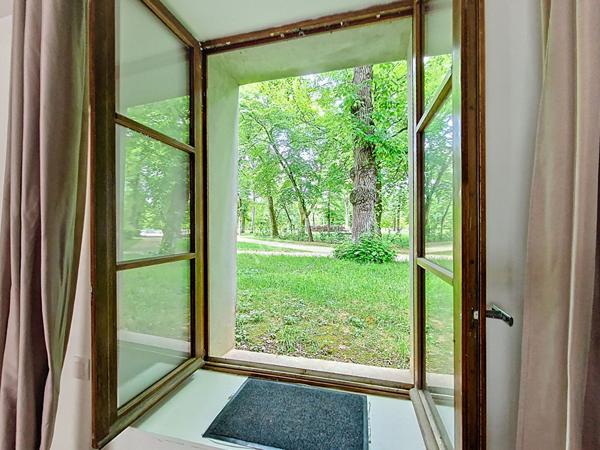 Maison de ville élégante et intime, offrant un cadre de vie exceptionnel face au parc de Blossac, où le charme de l'ancien rencontre le confort contemporain dans un havre de paix à l'abri de l'agitation