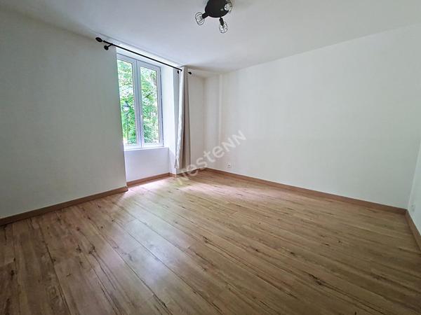 Maison de ville élégante et intime, offrant un cadre de vie exceptionnel face au parc de Blossac, où le charme de l'ancien rencontre le confort contemporain dans un havre de paix à l'abri de l'agitation