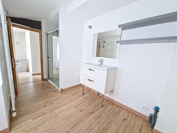 Maison de ville élégante et intime, offrant un cadre de vie exceptionnel face au parc de Blossac, où le charme de l'ancien rencontre le confort contemporain dans un havre de paix à l'abri de l'agitation