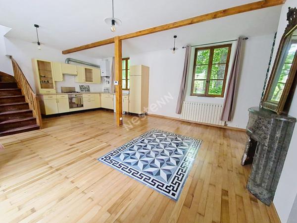 Maison de ville élégante et intime, offrant un cadre de vie exceptionnel face au parc de Blossac, où le charme de l'ancien rencontre le confort contemporain dans un havre de paix à l'abri de l'agitation