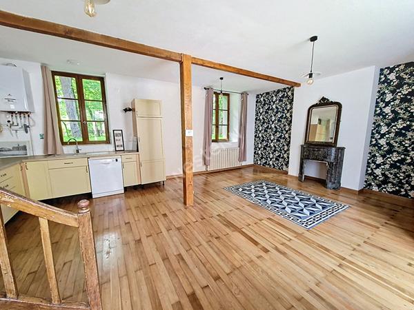 Maison de ville élégante et intime, offrant un cadre de vie exceptionnel face au parc de Blossac, où le charme de l'ancien rencontre le confort contemporain dans un havre de paix à l'abri de l'agitation