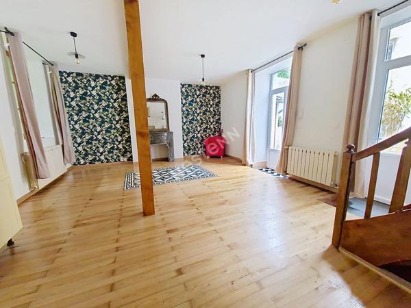 Maison de ville élégante et intime, offrant un cadre de vie exceptionnel face au parc de Blossac, où le charme de l'ancien rencontre le confort contemporain dans un havre de paix à l'abri de l'agitation