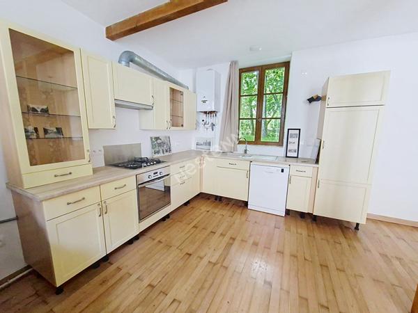 Maison de ville élégante et intime, offrant un cadre de vie exceptionnel face au parc de Blossac, où le charme de l'ancien rencontre le confort contemporain dans un havre de paix à l'abri de l'agitation