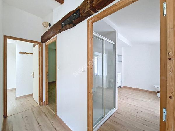 Maison de ville élégante et intime, offrant un cadre de vie exceptionnel face au parc de Blossac, où le charme de l'ancien rencontre le confort contemporain dans un havre de paix à l'abri de l'agitation