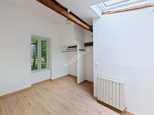 Maison de ville élégante et intime, offrant un cadre de vie exceptionnel face au parc de Blossac, où le charme de l'ancien rencontre le confort contemporain dans un havre de paix à l'abri de l'agitation