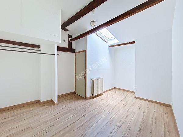 Maison de ville élégante et intime, offrant un cadre de vie exceptionnel face au parc de Blossac, où le charme de l'ancien rencontre le confort contemporain dans un havre de paix à l'abri de l'agitation