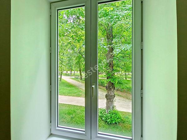 Maison de ville élégante et intime, offrant un cadre de vie exceptionnel face au parc de Blossac, où le charme de l'ancien rencontre le confort contemporain dans un havre de paix à l'abri de l'agitation