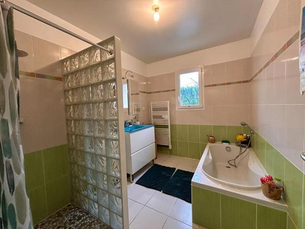 A vendre, maison de plain-pied avec une superbe vue, à COURSAC 24430