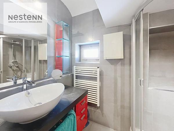 À Vendre Maison de ville au calme avec deux chambres un double garage d'environ 40 m² et potentiel d'agrandissement