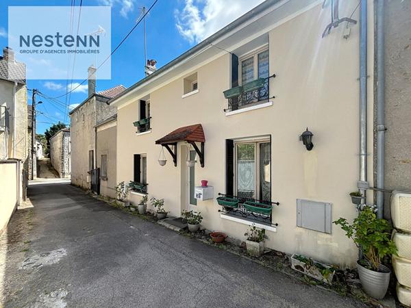 À Vendre Maison de ville au calme avec deux chambres un double garage d'environ 40 m² et potentiel d'agrandissement