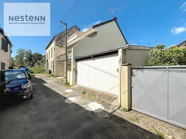 À Vendre Maison de ville au calme avec deux chambres un double garage d'environ 40 m² et potentiel d'agrandissement