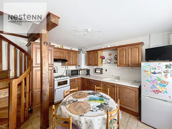 À Vendre Maison de ville au calme avec deux chambres un double garage d'environ 40 m² et potentiel d'agrandissement