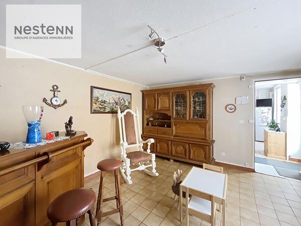 À Vendre Maison de ville au calme avec deux chambres un double garage d'environ 40 m² et potentiel d'agrandissement