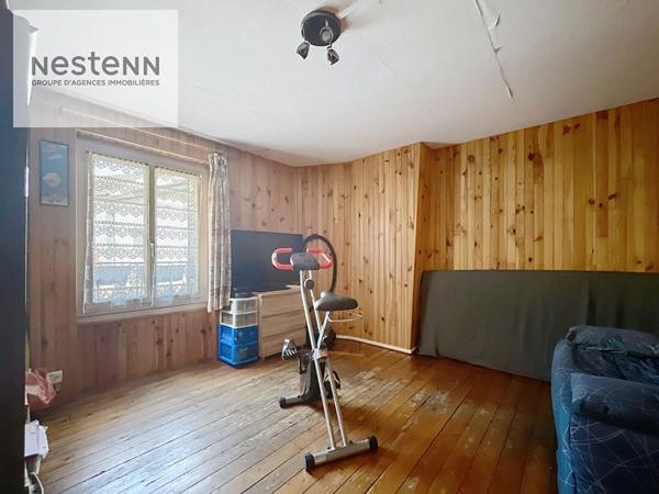 À Vendre Maison de ville au calme avec deux chambres un double garage d'environ 40 m² et potentiel d'agrandissement