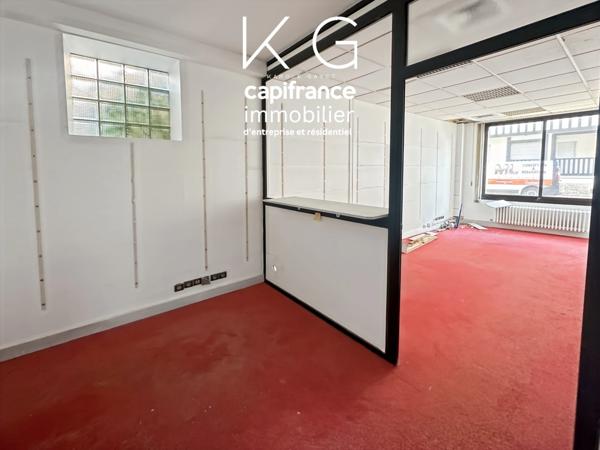 Deauville hypercentre, local 140m2 de plain-pied en angle de rue brut de béton, visibilité exceptionnelle