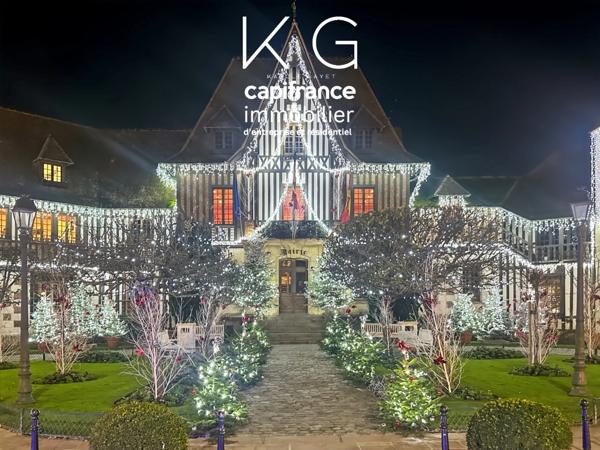 Deauville hypercentre, local 140m2 de plain-pied en angle de rue brut de béton, visibilité exceptionnelle