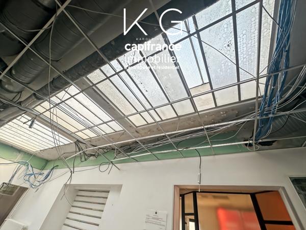 Deauville hypercentre, local 140m2 de plain-pied en angle de rue brut de béton, visibilité exceptionnelle