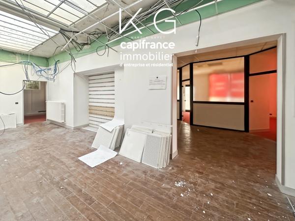 Deauville hypercentre, local 140m2 de plain-pied en angle de rue brut de béton, visibilité exceptionnelle