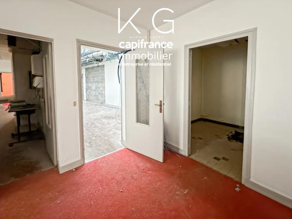 Deauville hypercentre, local 140m2 de plain-pied en angle de rue brut de béton, visibilité exceptionnelle