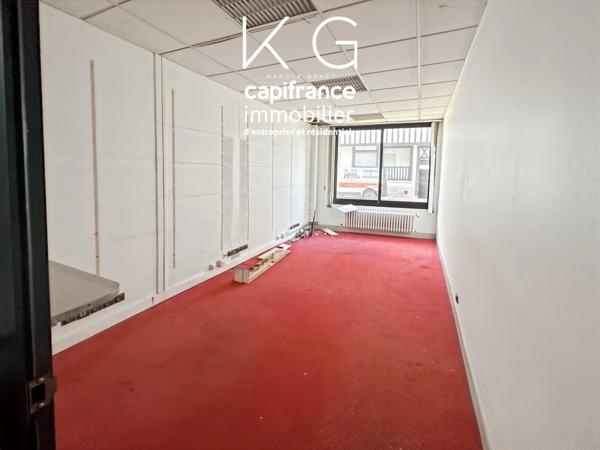 Deauville hypercentre, local 140m2 de plain-pied en angle de rue brut de béton, visibilité exceptionnelle