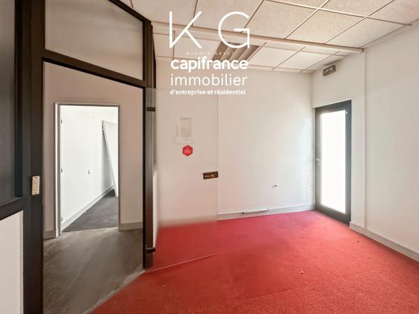 Deauville hypercentre, local 140m2 de plain-pied en angle de rue brut de béton, visibilité exceptionnelle