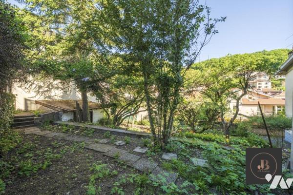 Maison de ville avec terrasse avec vue, jardinet et garage