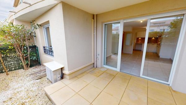 Charmant T2 d'environ 47m² avec terrasse, jardinet, garage et piscine, Résidence La Closerie au Muy