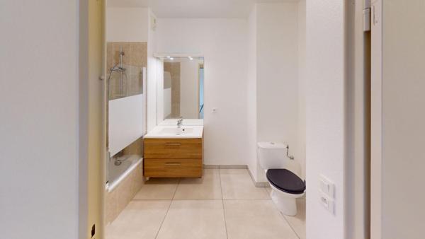 Charmant T2 d'environ 47m² avec terrasse, jardinet, garage et piscine, Résidence La Closerie au Muy